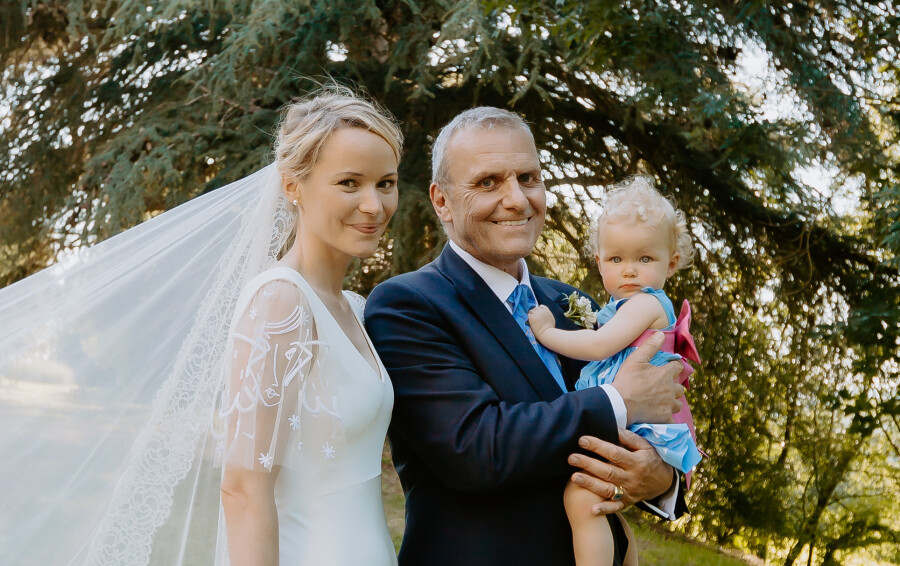 Avec leur petite Eugénie en tenue de demoiselle d’honneur, Pauline et Jean-Charles sacrifient à la photo des mariés.